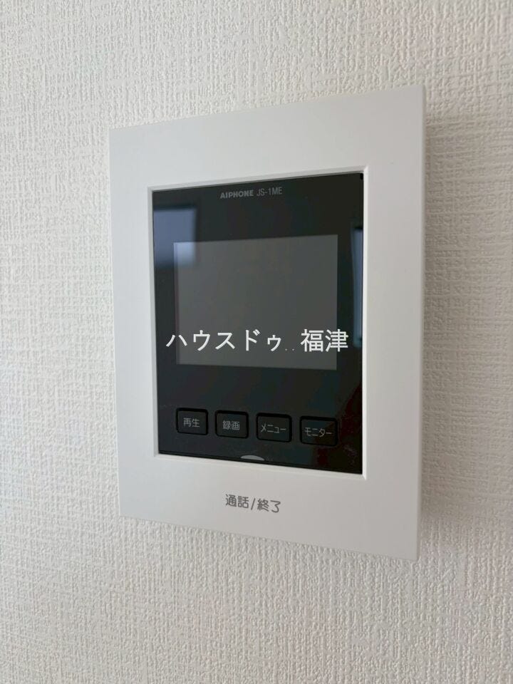来訪者を映像で確認できるモニター付きインターホン。
室内から対応できるため、
不在時や防犯面の配慮にもつながります。
《古賀市花鶴丘2丁目 新築戸建》