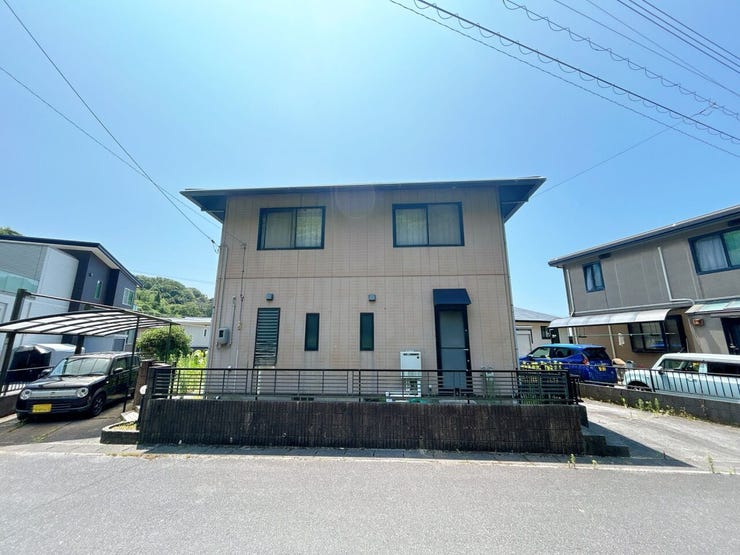東西側それぞれに駐車場があります。