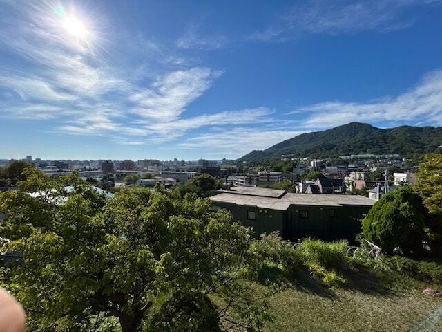 《眺望写真》
気持ちのいい空が見渡せる、立地を活かした眺望。
山々を望み、自然を楽しむことができます。