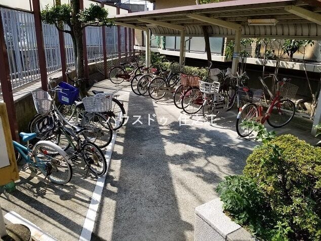 ★屋根付きの駐輪場ですので雨の日も安心。サドルが濡れる事も無いですね!
