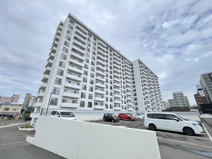【外観】
《外観写真》
地下鉄東豊線「学園前」駅 徒歩8分
地下鉄東西線「菊水」駅 徒歩10分
Wアクセス可能で暮らしに便利な立地のマンションです。
