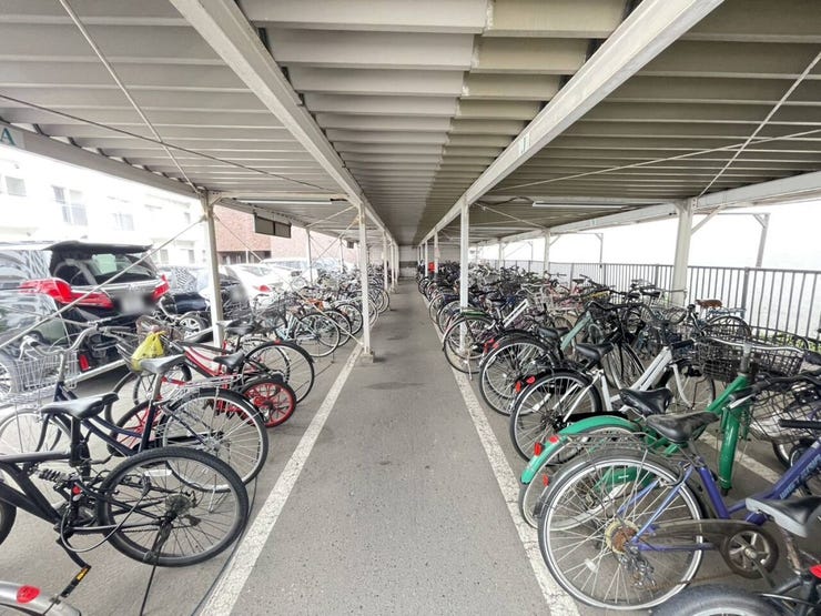 《駐輪場》
屋根付きで雨や雪から自転車を守ってくれます。
