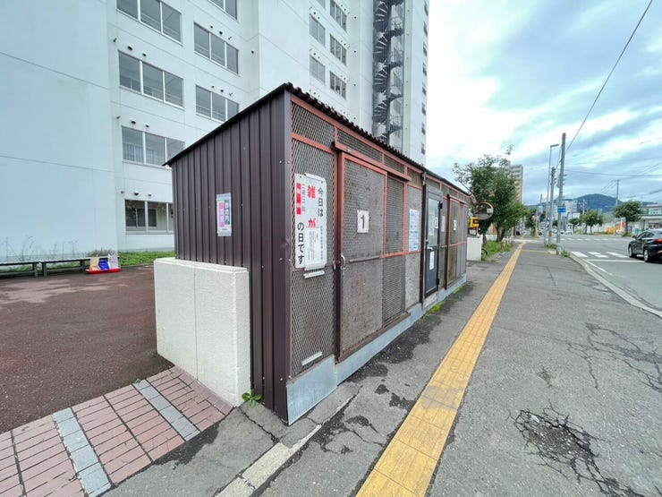 《ゴミ置き場》
扉付きでカラス等に荒らされる心配を軽減!