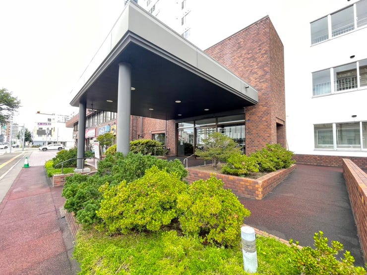 《外観写真》
スロープ付きでベビーカー等も利用しやすい♪