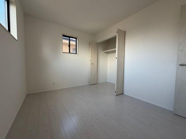 2階には3部屋あり、こちらはその1室。
6帖ございますので、様々な用途で使用できます。