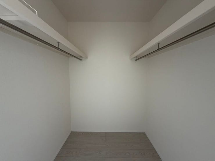 7帖洋室の収納はウォークインクローゼットとなっています。
衣類を両側にかけられるので衣類が多い方でも収納は問題ありません!