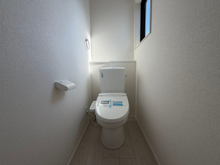 シンプルで使い勝手の良い1階のトイレです。