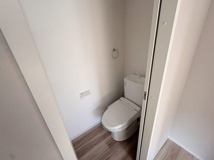 \2階にもトイレがあり快適/
朝の忙しい時間帯も混み合いにくく、使い勝手の良い設計。清潔感のある空間で、毎日の暮らしをより快適に支えます。