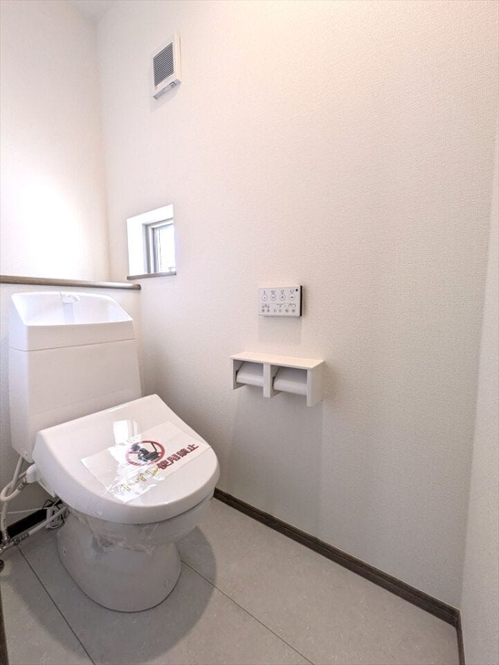 【同社施工例】
トイレには快適な温水洗浄便座付