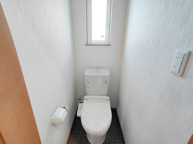 室内(2026年8月)撮影
◎本日案内可能◎
各階にトイレがあり、小窓が付いているので衛生的です◎