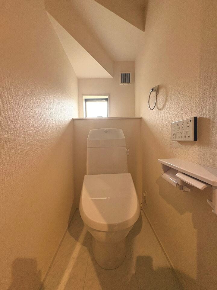 温水洗浄便座付トイレ。各階トイレで混雑時も安心です。