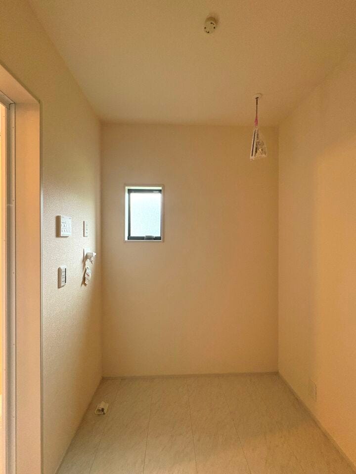 洗面室と脱衣室が分かれており混雑しがちな朝の時間も安心。室内物干し付きで室内干しも可能!