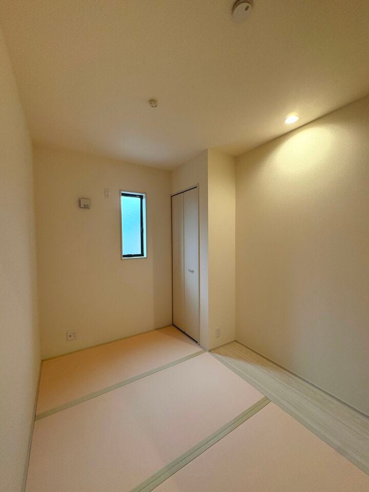 3帖の洋風和室。キッチンから見渡せるお部屋なので、小さなお子様が遊んでいても安心です。