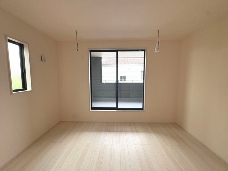 7.5帖の洋室。南西向きの窓から明るい光が差し込む、ゆとりある広さのお部屋です。