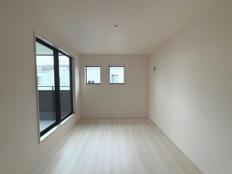 6.5帖の洋室。バルコニーに面しており、お部屋全体をすっきり換気できます!
