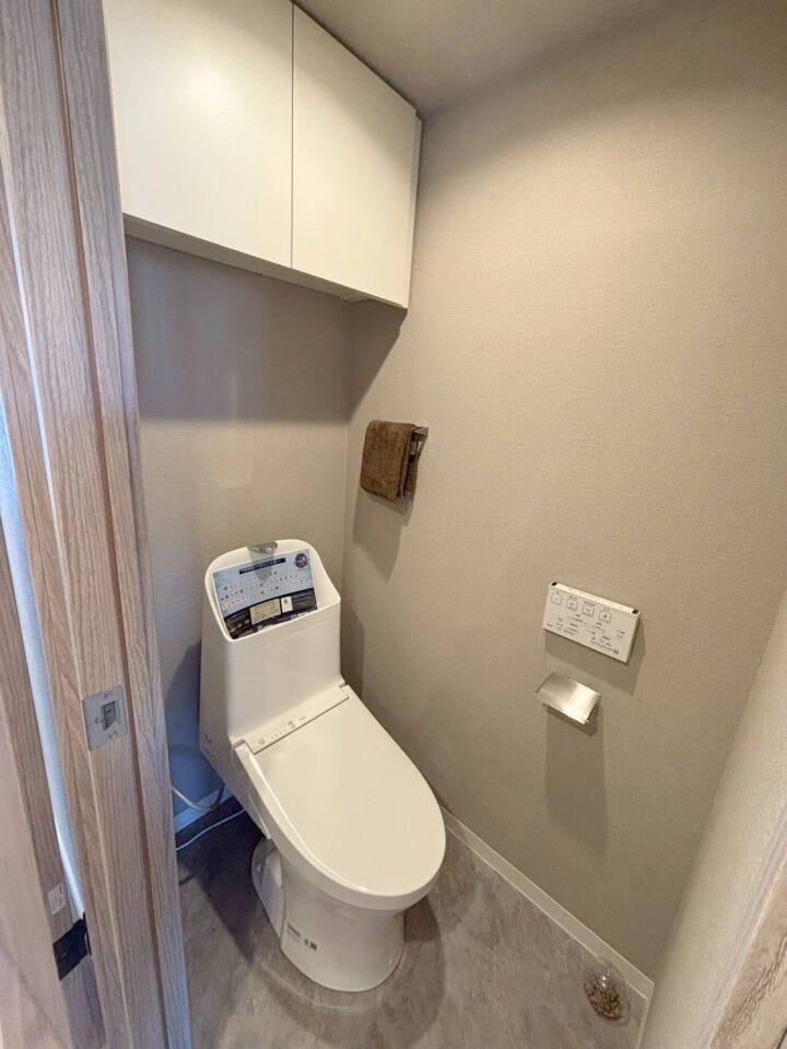 《トイレ》
ウォシュレット付きトイレです。
上部収納あり!ストック品や掃除用品の収納に♪