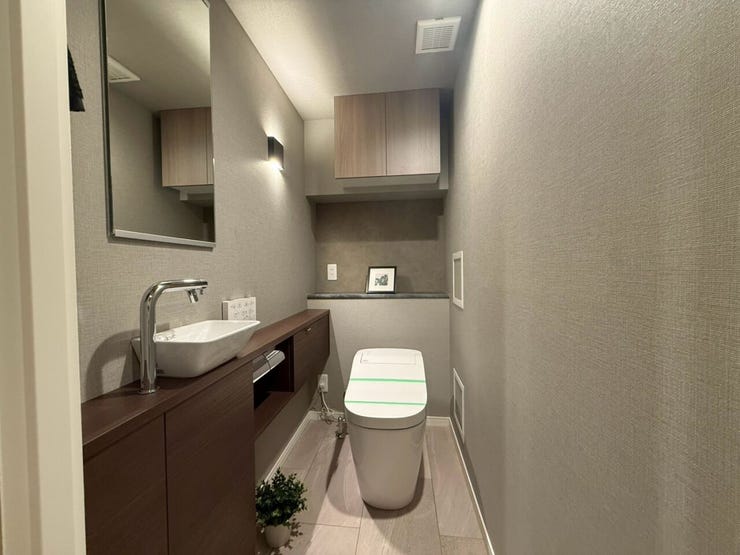清潔感のあるトイレ空間。手洗いカウンター付きで使い勝手にも配慮されています。
