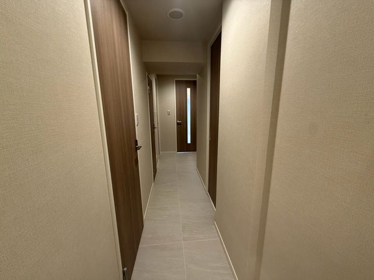 収納を備えたすっきりとした廊下。各居室への移動もスムーズな動線です。