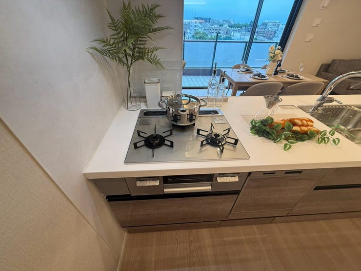3口ガスコンロを採用。毎日のお料理が快適に楽しめる機能的なキッチンです。