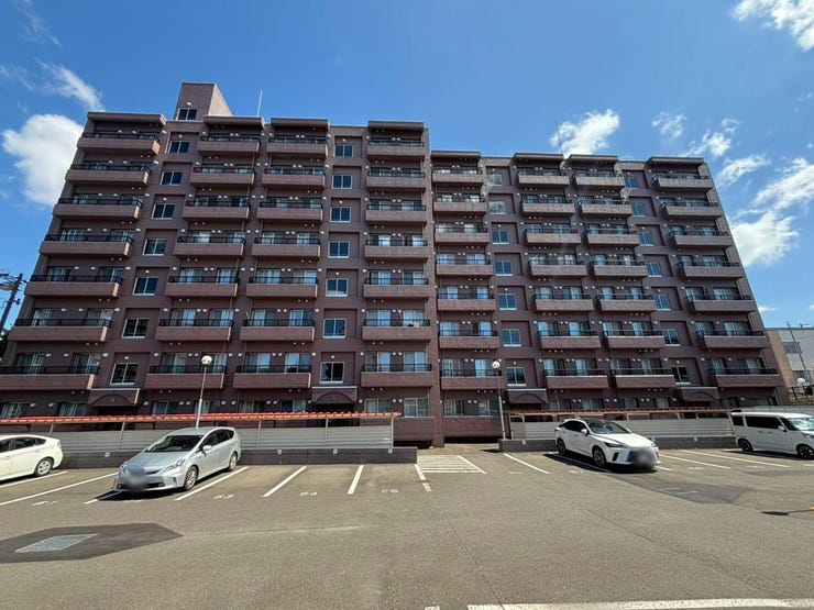 【外観】
《外観写真》
小・中学校が近く子育てファミリーにもおすすめの立地のマンションです。