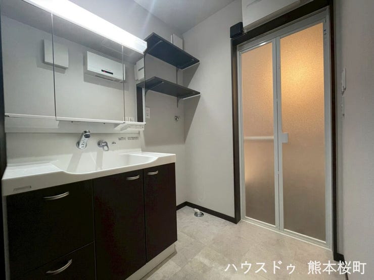 ■清々しいリフレッシュ空間■自分を磨き、気持ちを切り替える。心地よい光が差し込むプライベートスペース。