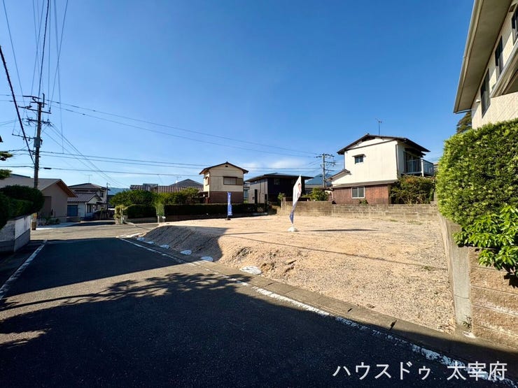 道路幅に余裕があり、運転が苦手な方も安心です。見通しの良い道路に面し、車の出し入れもスムーズです。