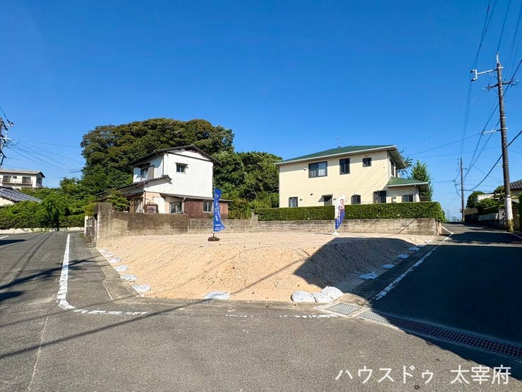 二方向が道路に面した角地ならではの、明るい開放的な住環境です。隣家との距離感が確保しやすく、生活音や視線のストレスが少ないのが角地の良いところです。