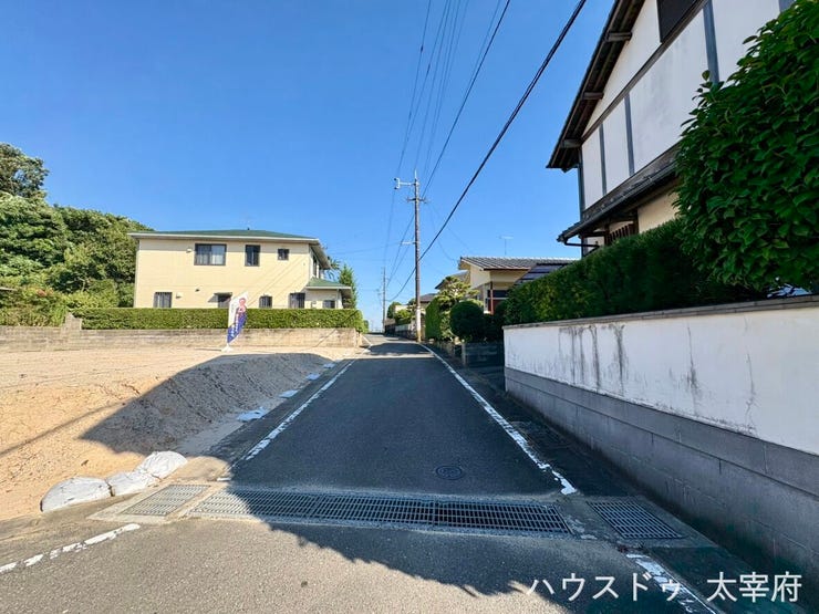 道路幅に余裕があり、運転が苦手な方も安心です。見通しの良い道路に面し、車の出し入れもスムーズです。