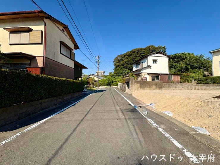 道路幅に余裕があり、運転が苦手な方も安心です。見通しの良い道路に面し、車の出し入れもスムーズです。