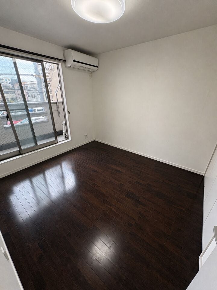約5.7帖の洋室は南側のバルコニーより陽当たりが良く明るいお部屋となります♪