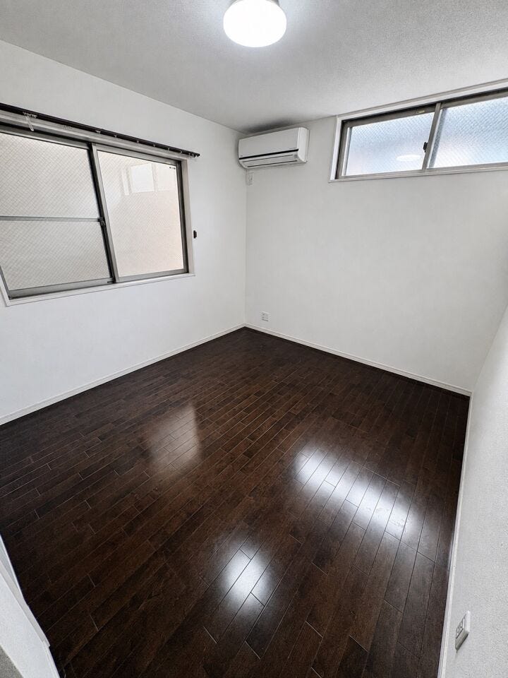約6.1帖の洋室は2面に窓を設置することでお部屋への採光を確保しております♪