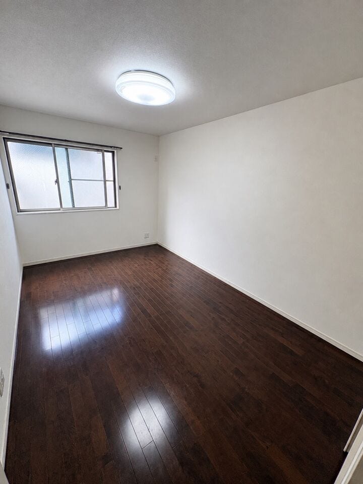約6.8帖の洋室は主寝室としてご利用いただける広々としたお部屋となります♪