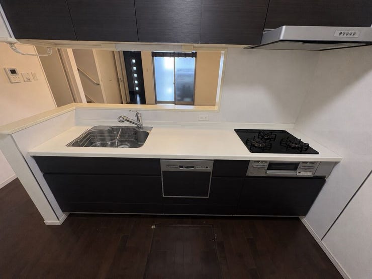 LDKが見渡せるシステムカウンターキッチン♪
ガスコンロ3口・グリル付・食器洗浄乾燥機付