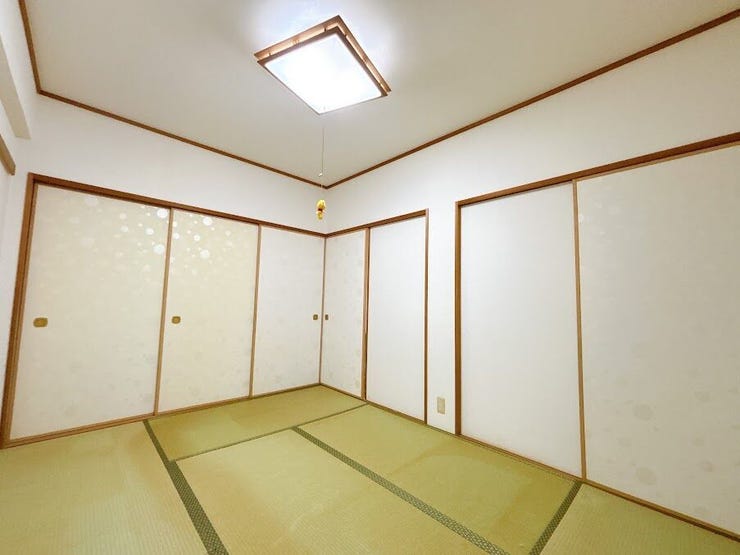 押入れがあり、布団などもたくさん収納できます◎