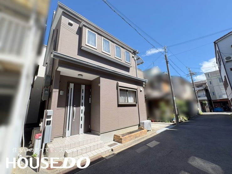 【外観】
大きめの敷地に建つ2階建て住宅の外観。カーポート付きで駐車スペースも確保されています。