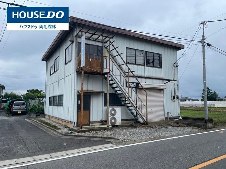【外観】
外部階段とシャッターを備えた利便性の高い建物です。事務所や店舗、倉庫など幅広い用途にご活用いただけます。