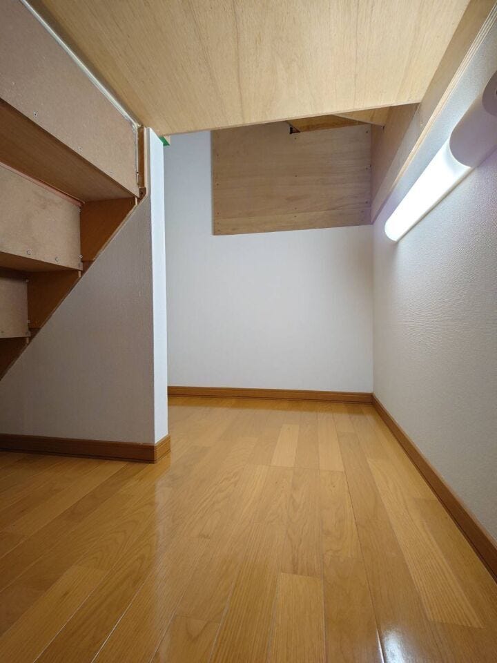 階段下の収納スペースです。灯りも付いていて、とても広いです。