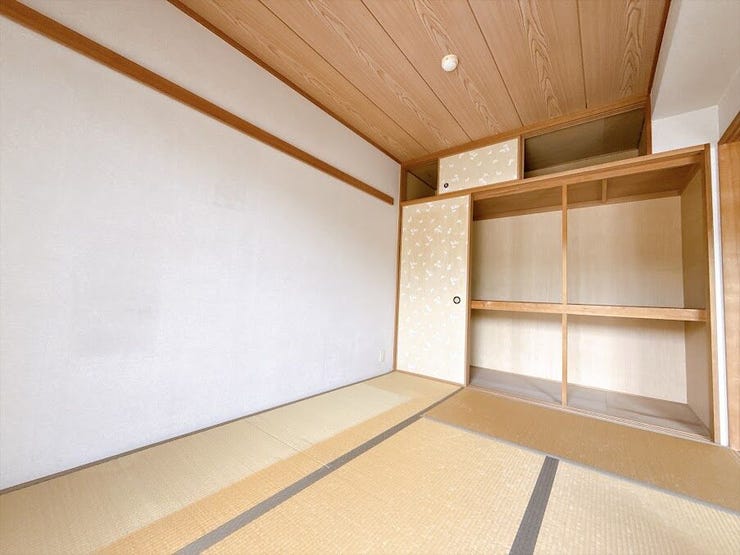 押入れがあり、布団などもたくさん収納できます◎