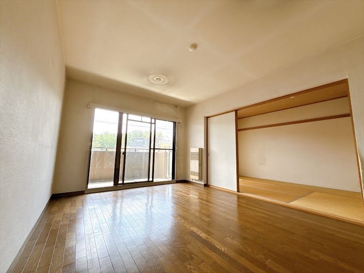 優しい色合いの室内です。
統一感があり、空間がより広く感じられます。