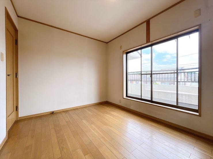 大きな窓から朝日が差し込み、目覚めのよい1日が迎えられそうです◎