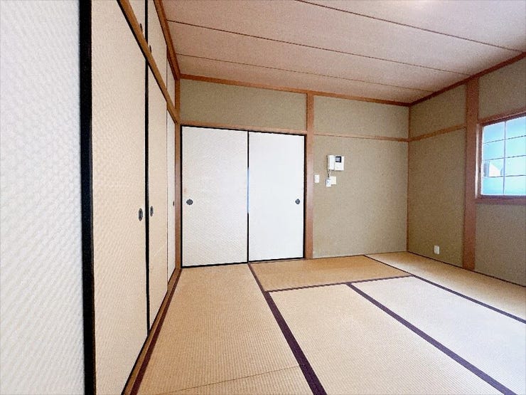 押入れがあり、布団などもたくさん収納できます◎