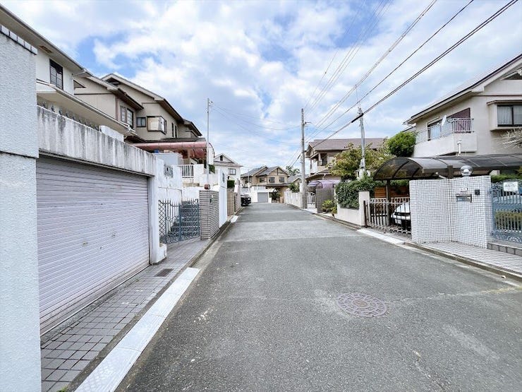 広々とした前道で車の出し入れもスムーズにできます。
