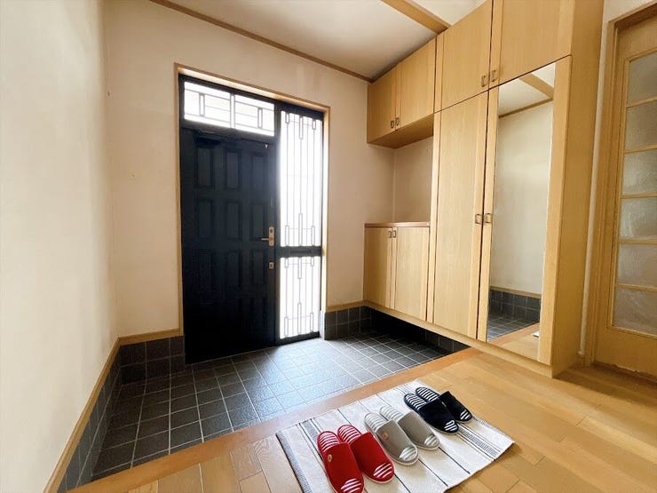 光が差す明るい玄関です。