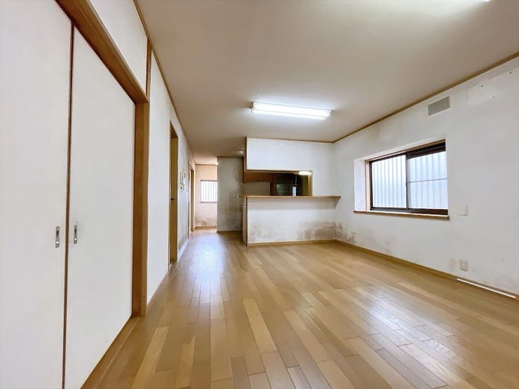 自然光が降り注ぎ明るく広々としたLDK◎