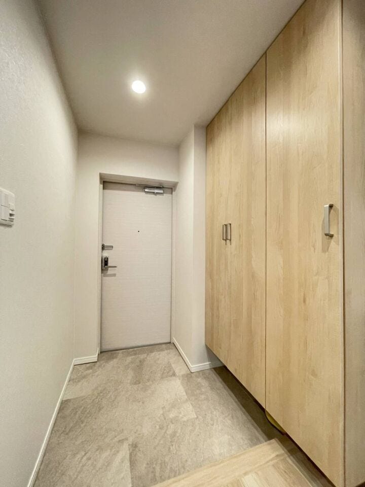 《玄関》
みなさまをお迎えする玄関。
シンプルな内装で落ち着いた印象です。
シューズボックスがあり収納スペースをしっかりと確保。