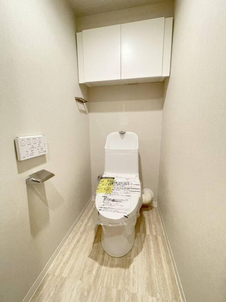 《トイレ》
ウォシュレット付きトイレです。
上部収納あり!ストック品や掃除用品の収納に♪