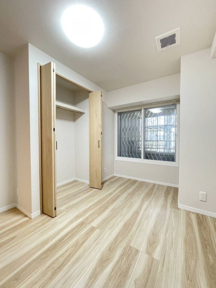 《洋室2》
約5.6帖のお部屋です。
こちらにもクローゼットがあり収納スペースをしっかりと確保!