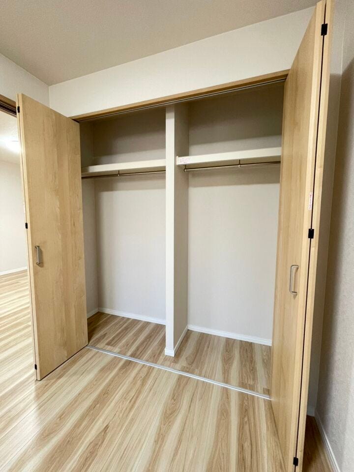 《洋室1 クローゼット》
横に広くたっぷり収納可能!お部屋をすっきりとお使いいただけます。