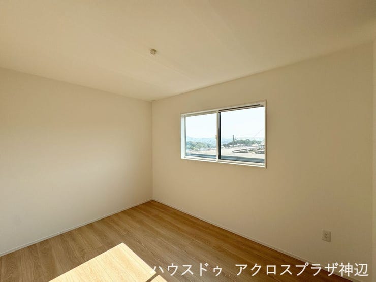 【洋室6帖西側】外の景色をのぞめる開口部から、夕方まで明るい陽光が差し込む心地よい空間です。