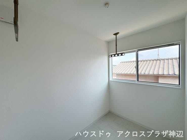 【サンルーム3帖】自然光がしっかり差し込み、洗濯物を干すだけでなく、多目的に活用できます。